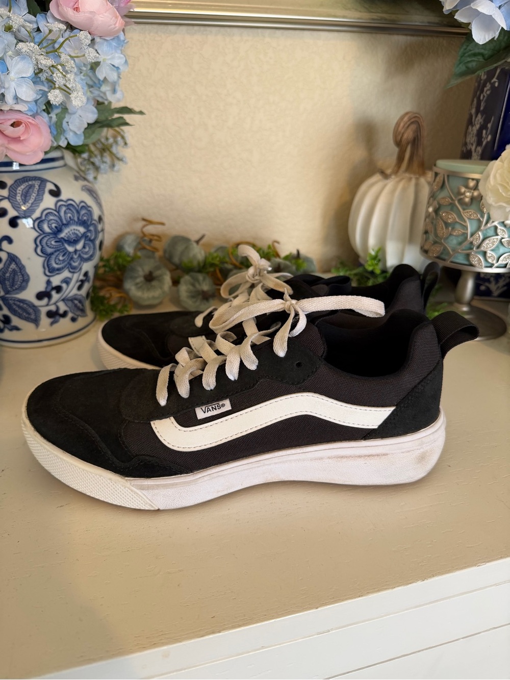 Women’s Vans Black & White Low-Top Skate Shoes size 9.5
